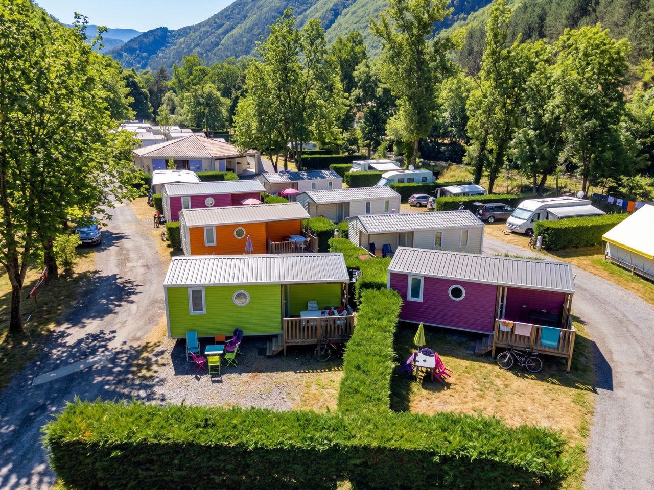Même secteur du camping après évolution, avec des mobil-homes colorés
