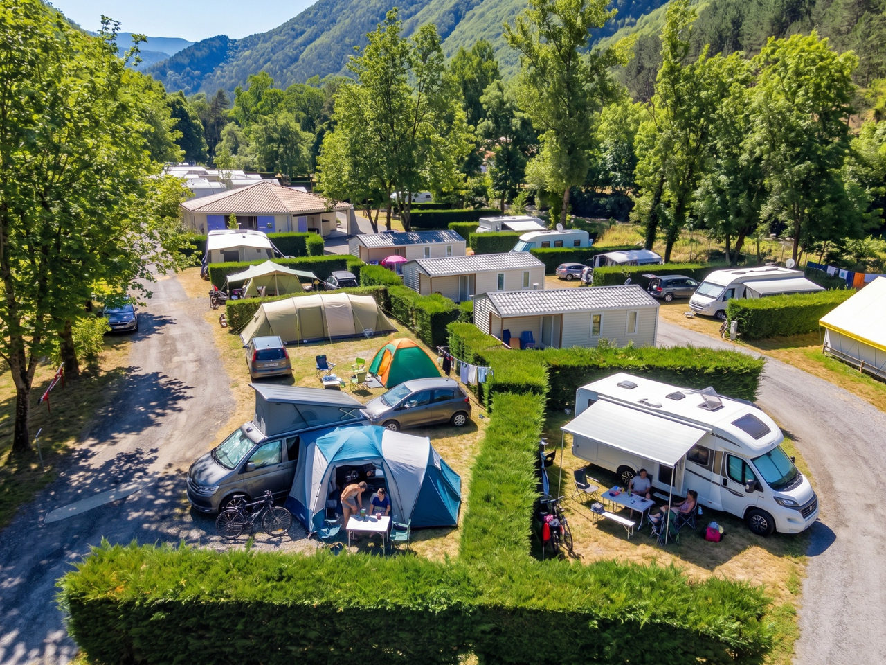 Vue du camping avant évolution, avec des emplacements pour tentes et véhicules de loisirs