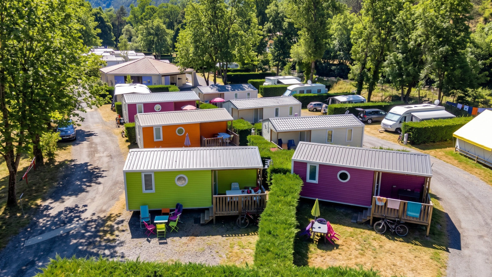 Vue aérienne de mobil-homes colorés dans un camping de montagne