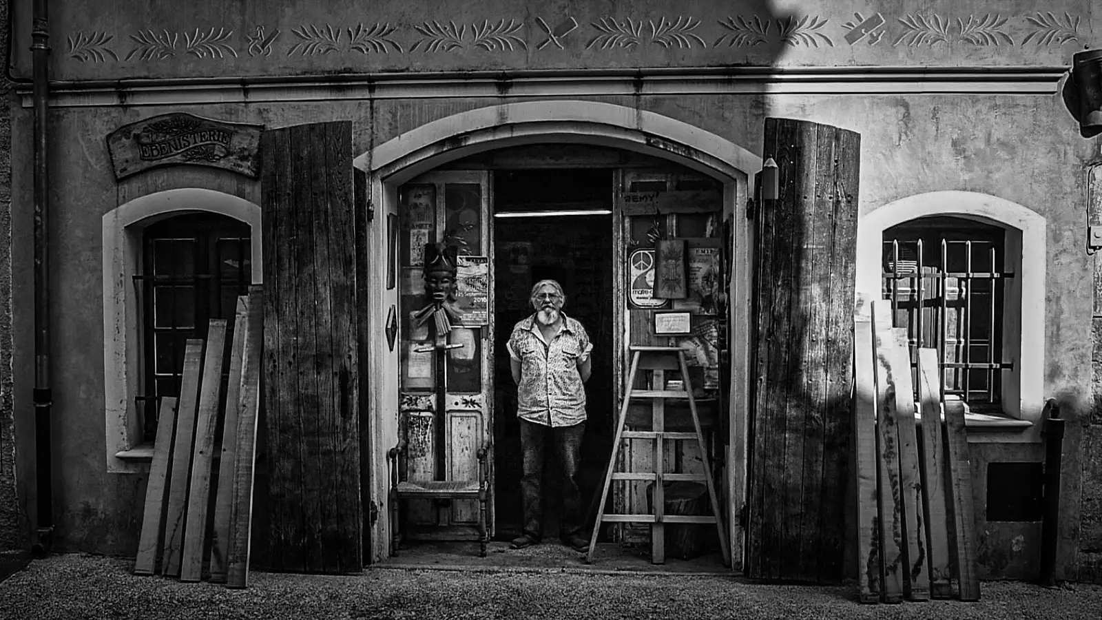 Artisan debout à l’entrée de son atelier traditionnel