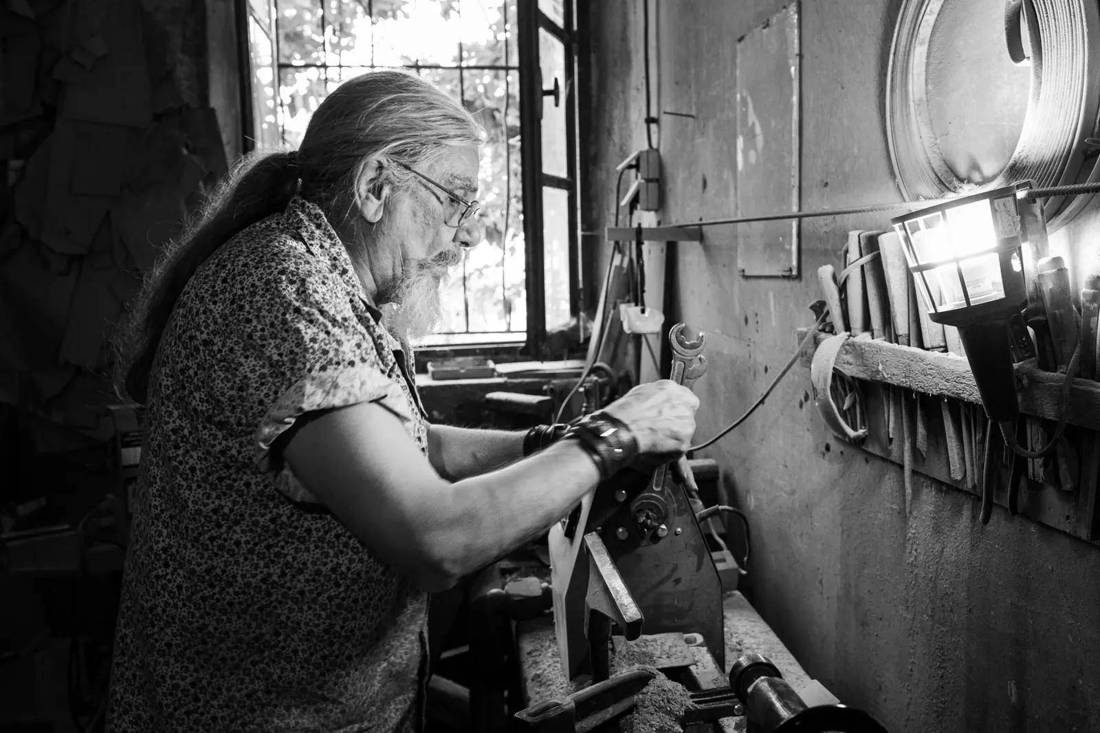 Artisane concentrée sur un travail de précision avec une machine