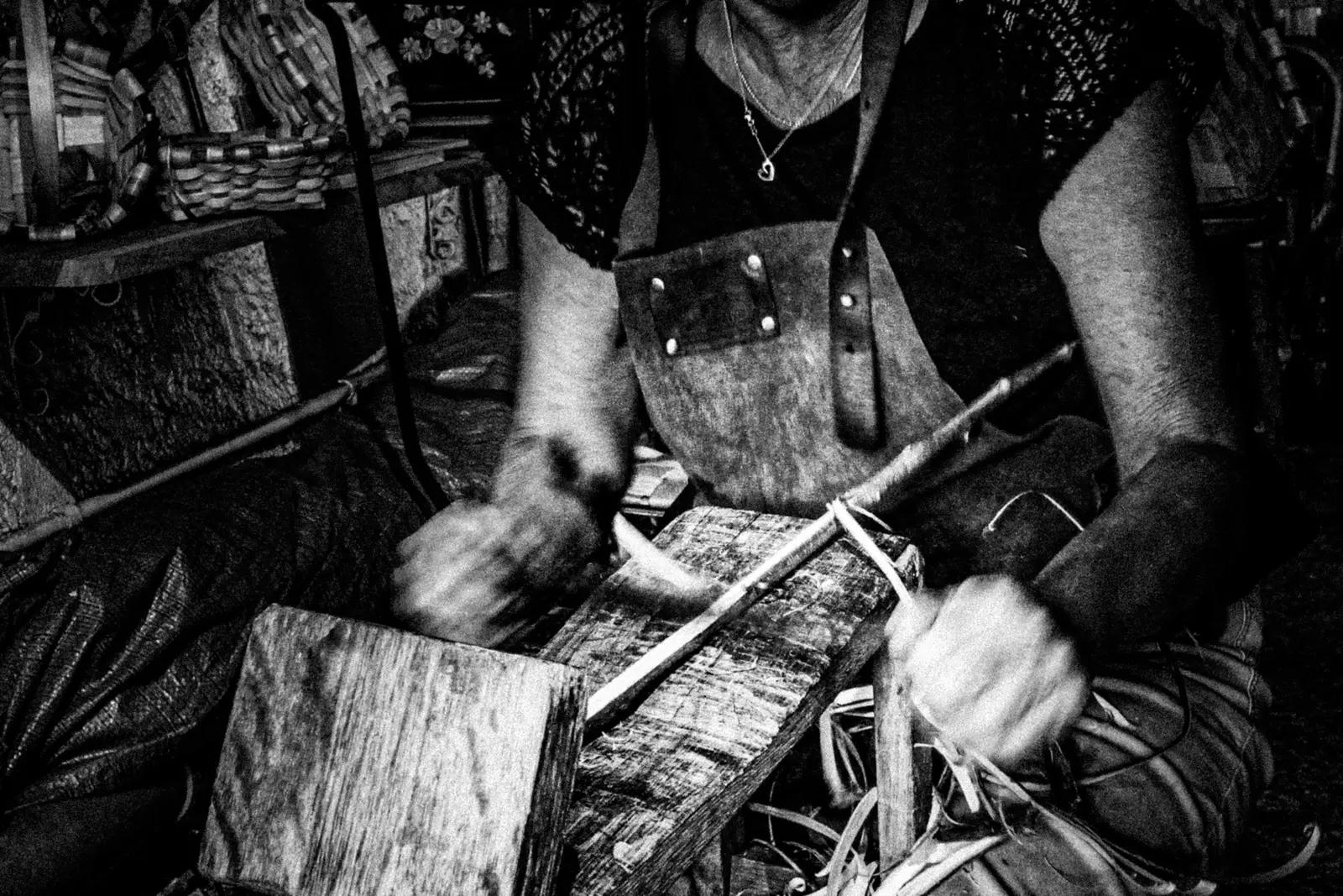 Artisan préparant des fibres de vannerie dans son atelier