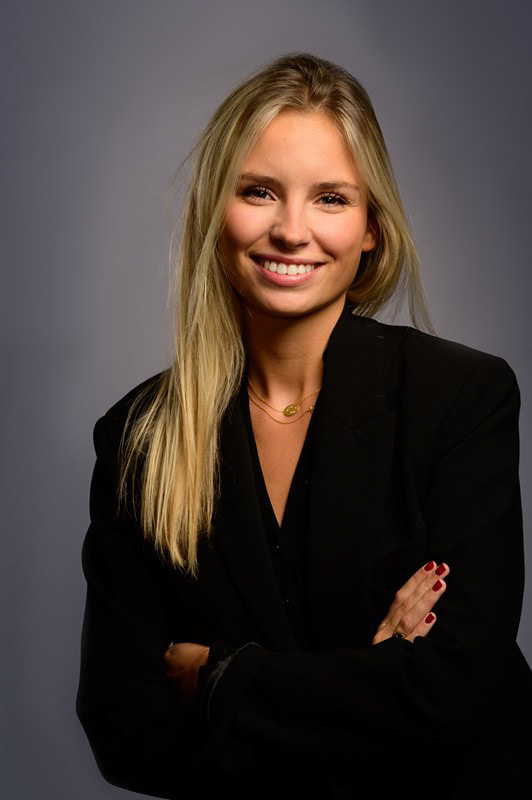 Portrait professionnel d’une femme souriante en veste noire