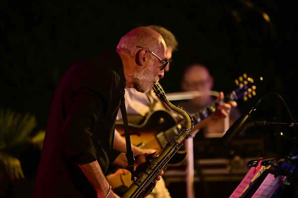 Photographie de musiciens pendant un événement